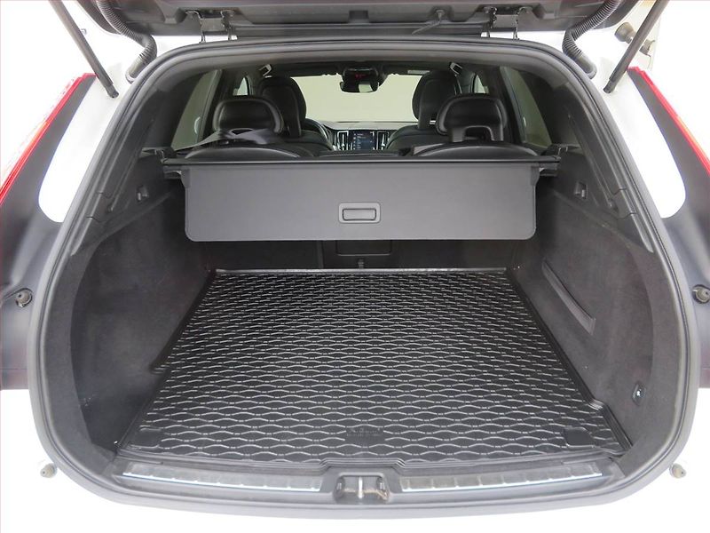 Volvo XC60 (2017) R-Design D4 AWD - fotka 13 z 15