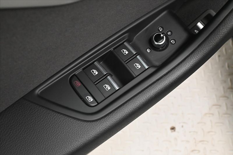 Audi A4 2,0 40TDI 150 kW S-Tronic Záru - fotka 27 z 34