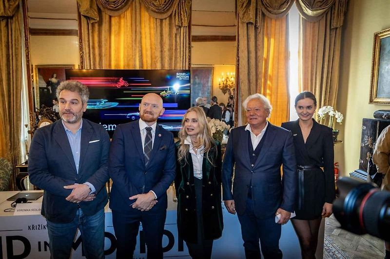 Výstava Bond in Motion slibuje návštěvníkům pohled na více než pětatřicet vozidel.