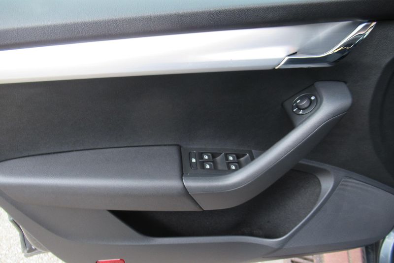 Škoda Octavia 1.8 TSi KLIMA TAŽNÉ 1.MAJ. - fotka 17 z 26