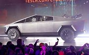 A ještě jedna listopadová premiéra, tentokrát trochu neslavná. Ukázalo se totiž, že Tesla Cybertruck nemá tak nerozbitná skla, jak sliboval Elon Musk