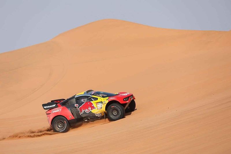 Účastníci Rallye Dakar zdolávají obrovské duny