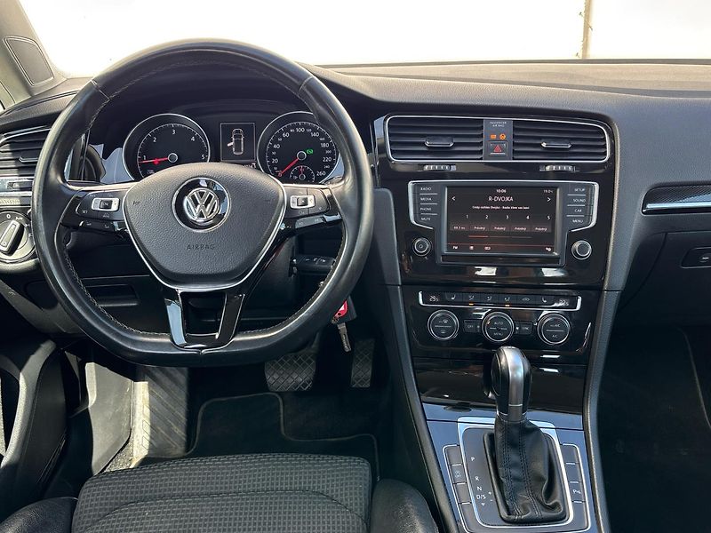 Volkswagen Golf HIGHLINE DSG - fotka 18 z 24