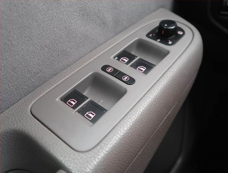 Seat Alhambra (2011) 2.0 TDI, Automat, 7 míst - fotka 15 z 15