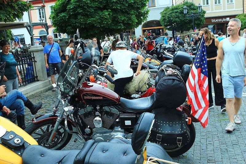 Spanilá jízda amerických historických vozidel a motocyklů v České Lípě.