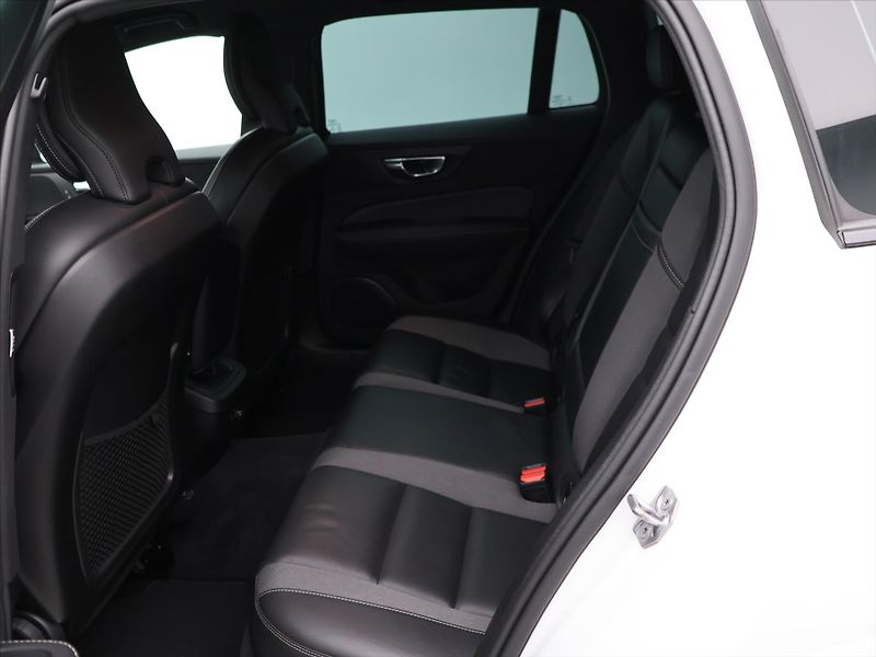 Volvo V60 2,0 T5 184kW Drive-E R-Design - fotka 15 z 34