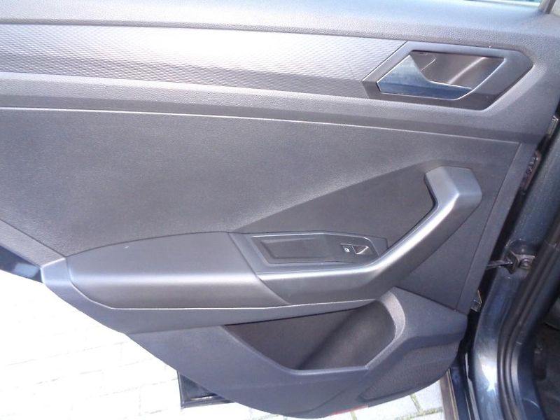 Volkswagen T-Roc 1.5 TSI Style  110 kW - fotka 26 z 29