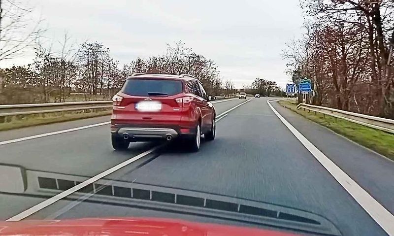 Plná čára sama o sobě předjíždění nezakazuje. Je zakázáno pouze její přejíždění nebo přesahování nákladem. To znamená, že například motorku nebo dokonce i jiný automobil může řidič předjet za předpokladu, že při tom plnou čáru nijak nepřejede. Vůz na sním