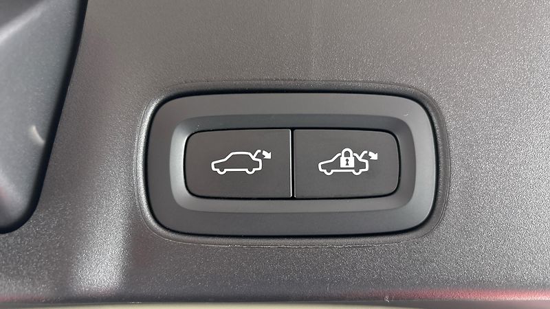 Volvo V90 2.0 B4 AUT Momentum Pro - fotka 21 z 30