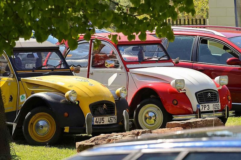 Jarní koulení - sraz automobilů a příznivců značky Citroën na zámku ve Svojšíně na Tachovsku.