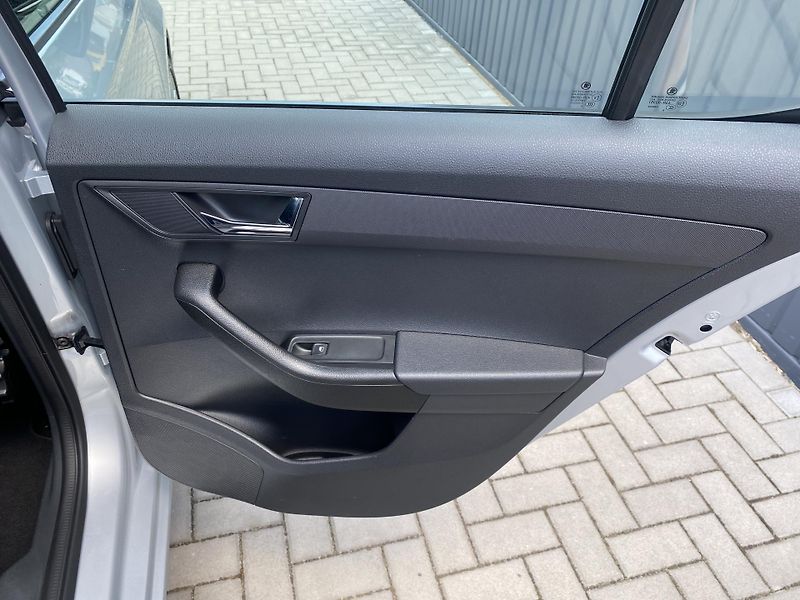 Škoda Fabia 1.2 TSI 66kW - ALU - PDC - fotka 34 z 41