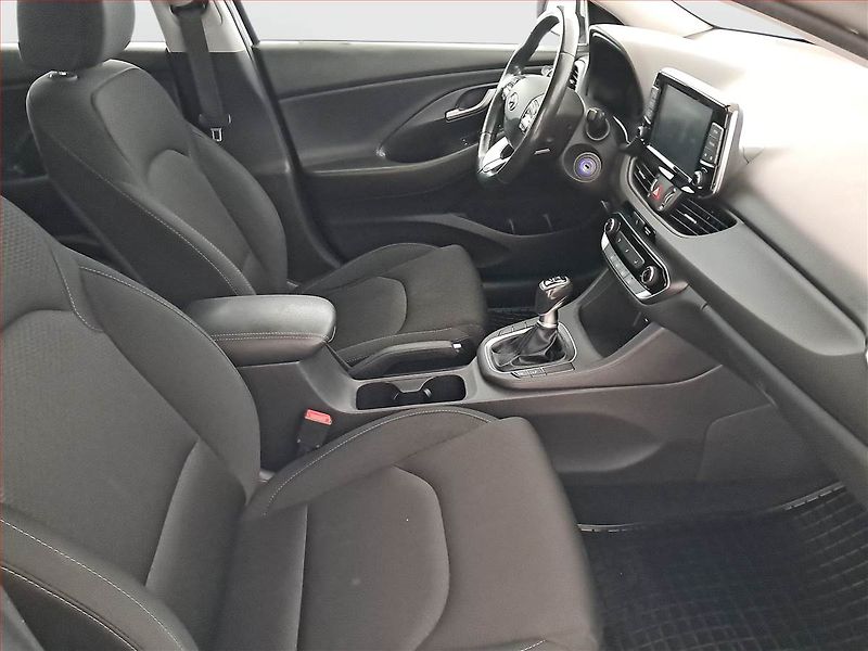 Hyundai i30 (2019) Trikolor 1.4 T-GDI, Serv.kniha - fotka 9 z 19
