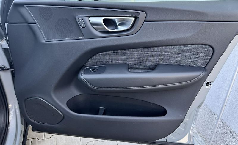 Volvo XC60 B5 AWD (benzín) CORE 1.maj. - fotka 20 z 46
