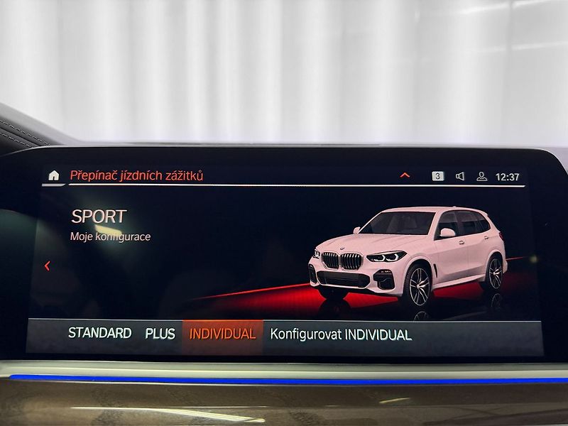 BMW X5 M50i xDrive, LASER, MASÁŽE, HE - fotka 17 z 34
