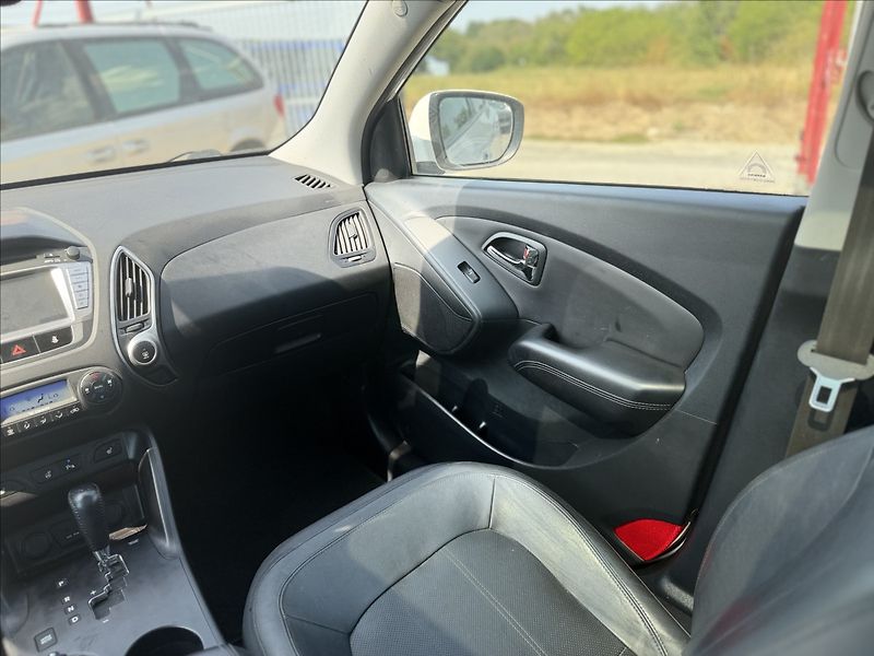 Hyundai ix35 2,0 135kW A/T NAVI PANO 4X4 - fotka 24 z 32