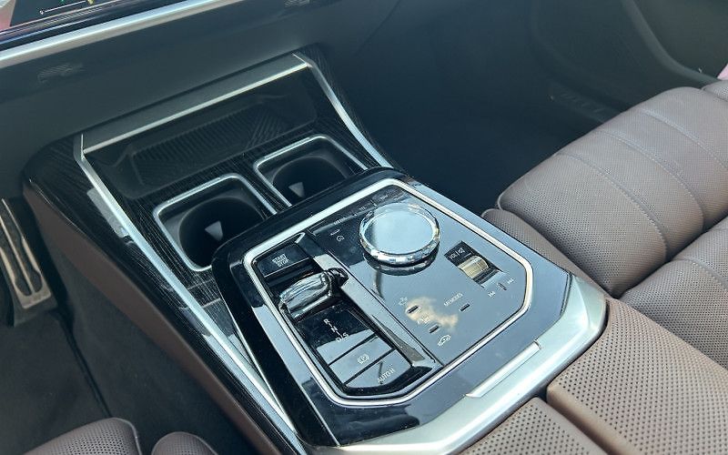 BMW Ostatní M Sport paket | Executive Loun - fotka 11 z 18