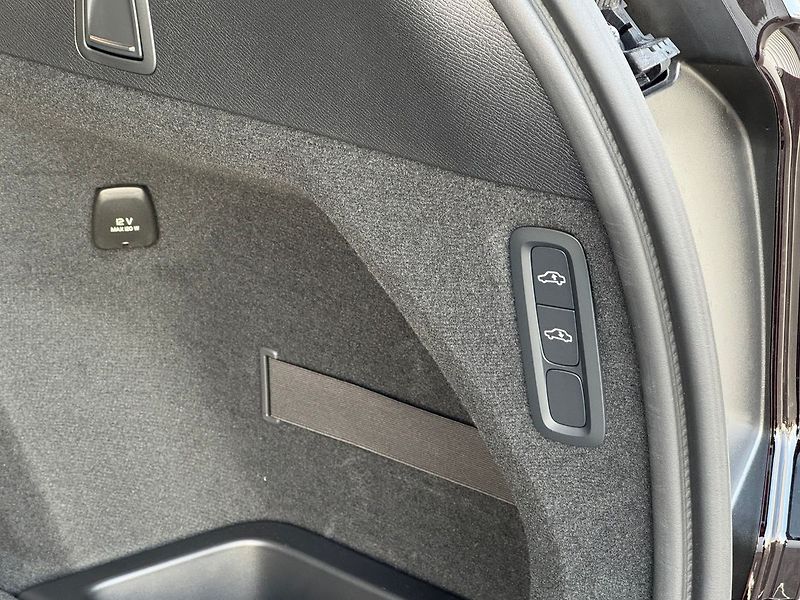 Volvo XC90 (2025) PLUS T8, ventilace, kamery 360 - fotka 18 z 22