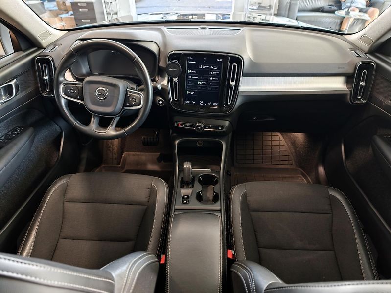 Volvo XC40  D3 AWD Momentum+Winter Pack - fotka 17 z 23
