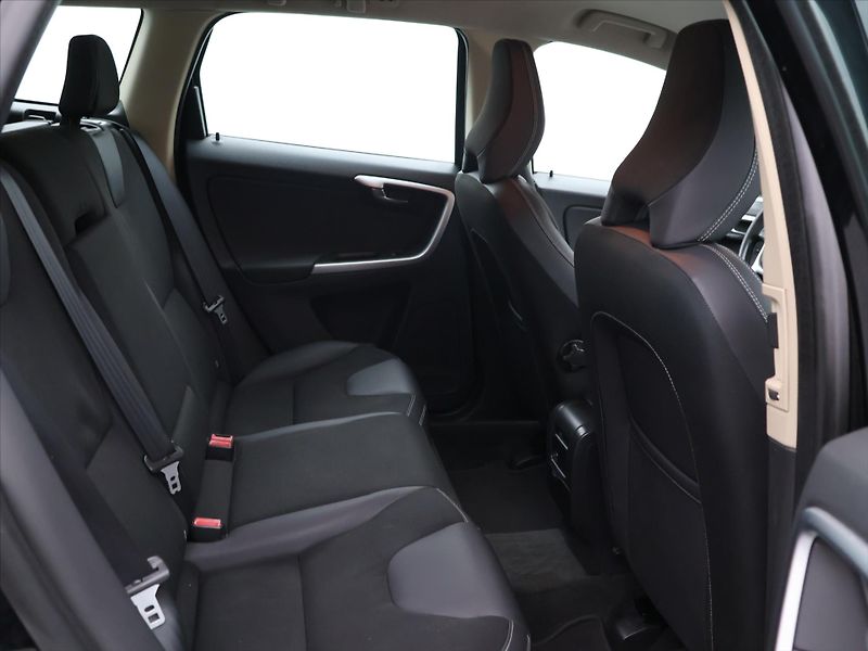 Volvo XC60 2,4 D3 120kW Momentum AWD AUT - fotka 13 z 33
