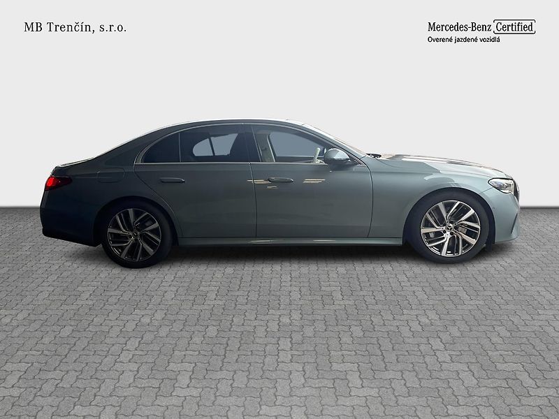 Mercedes-Benz Třídy E (2024) 300e sedan 4MATIC - fotka 4 z 40
