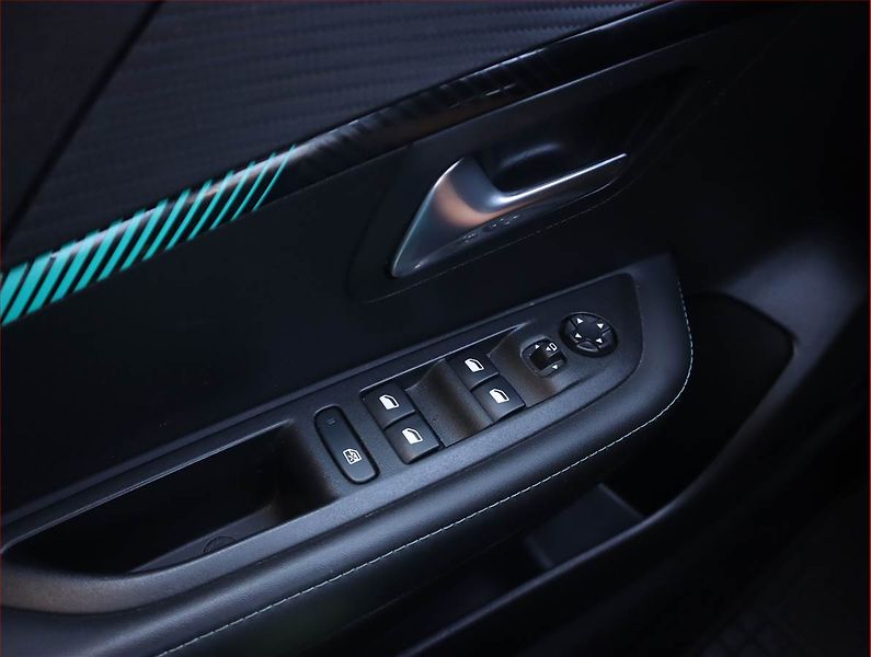 Peugeot 208 (2022) Allure 1.2 PureTech - fotka 19 z 20