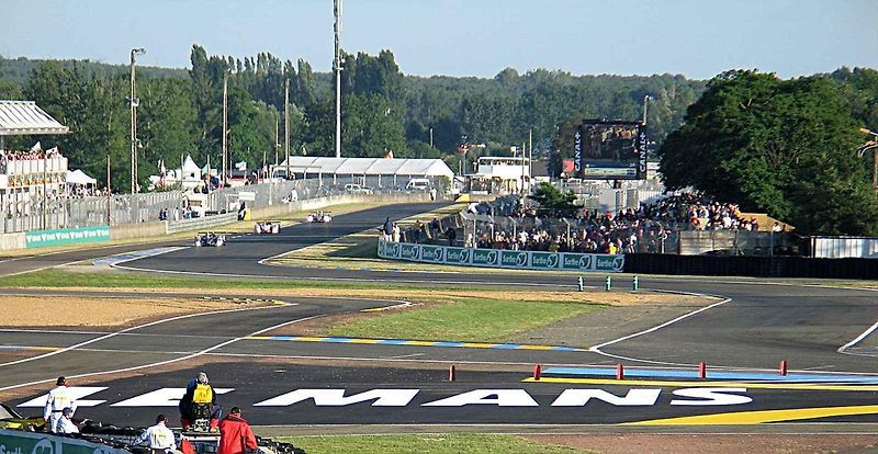 Pro vyznavače vůně spáleného benzínu a fanouška motorsportu není na světě nic lepšího než se pohybovat v prostředí kolem závodní dráhy. Projděte se TOP 10 těch nejlepších závodních okruhů světa.