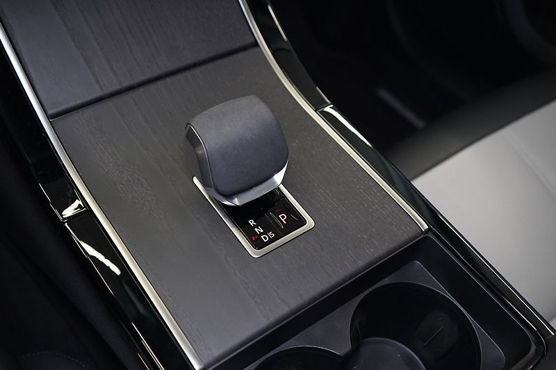 Land Rover Range Rover Velar D300 AWD Dynamic HSE, Vzduch - fotka 40 z 46