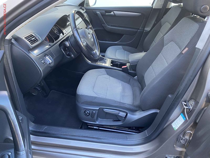 Volkswagen Passat (2011) 2.0TDi, 1.maj, Navi, park - fotka 9 z 21