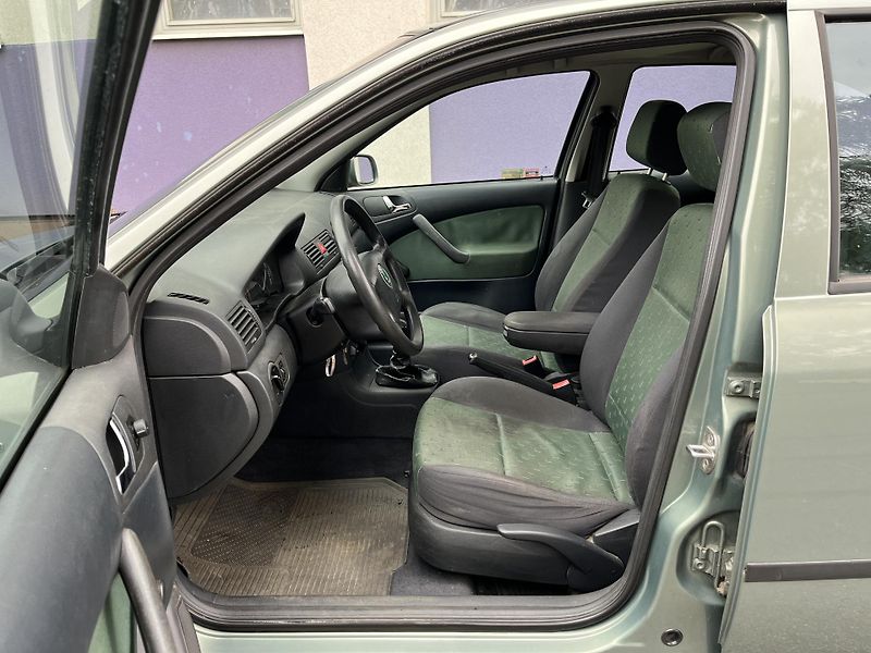 Škoda Octavia 1,6 MPi Ambiente/ servisní k. - fotka 9 z 28