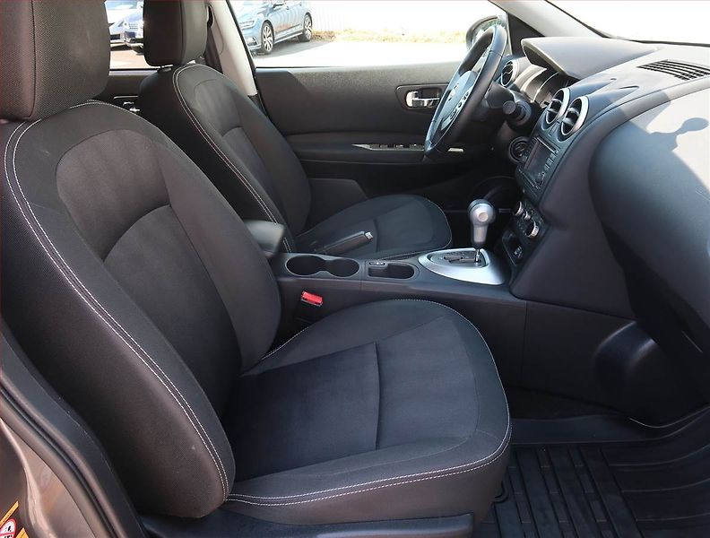 Nissan Qashqai (2013) 2.0, Automat, ČR,1.maj - fotka 9 z 21