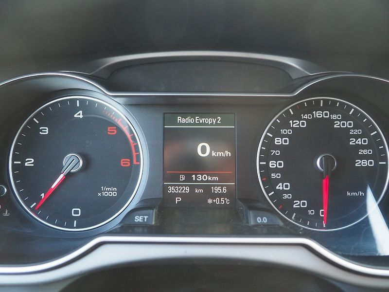 Audi A4 (2013) 2.0 TDI, 4x4, AT, S-Line - fotka 28 z 39