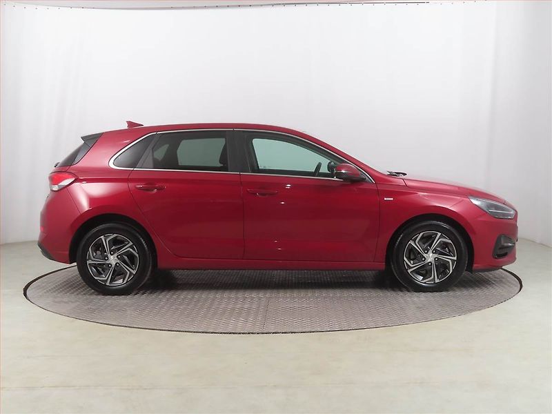 Hyundai i30 (2023) Family 1.5 T-GDI MHEV - fotka 6 z 19