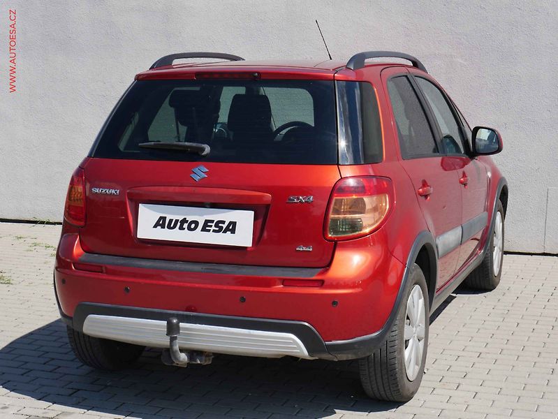 Suzuki SX4 (2006) 1.6i 4x4, AC, park.kamera - fotka 4 z 19