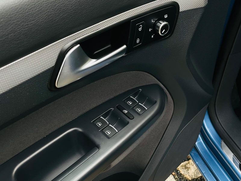 Volkswagen Touran 1.4TSI VÝHŘEV SENZORY SERVISKA - fotka 33 z 45