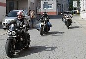 Motorkáři mají signály mezi sebou i směrem k řidičům aut. Ilustrační foto