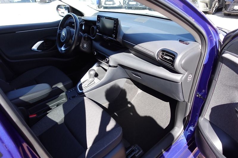 Toyota Yaris ZLEVNĚNO 1,5 HSD Comfort Style - fotka 12 z 28