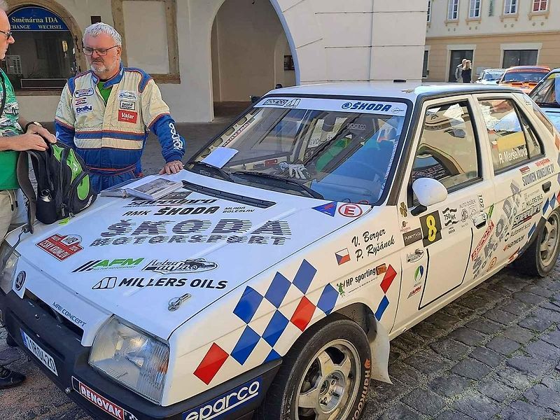 Přehlídku závodních aut a motocyklů pořádal Autoklub Mělník.