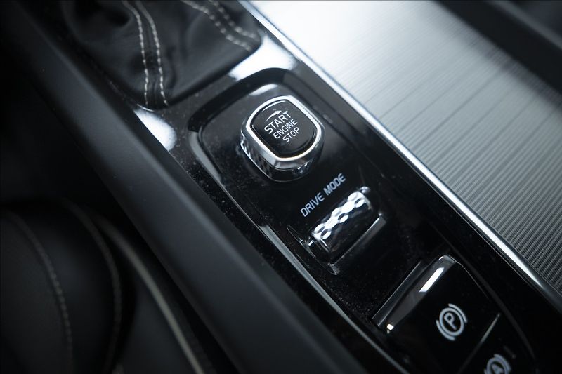 Volvo V60 2,0 D4 R-DESIGN NAVI KAMERA ČR - fotka 35 z 40