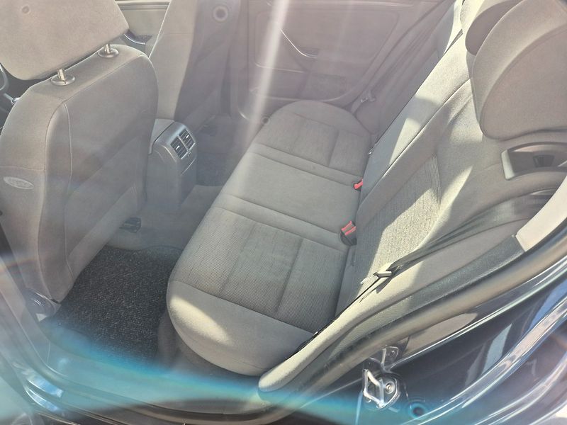 Volkswagen Golf (2005) 1.6 MPI Trend - fotka 15 z 30