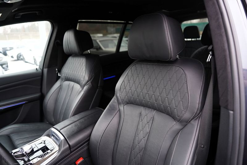 BMW X7 M50i xDrive/AT9/22/ČR/530 PS - fotka 26 z 49