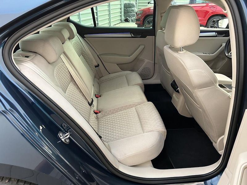 Škoda Superb 2.0 TDI Style - fotka 27 z 30