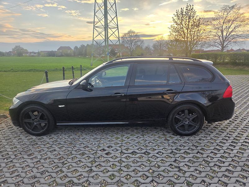 BMW Řada 3 (2009) 320d, 130 kW,2.sada kol,manual - fotka 4 z 25