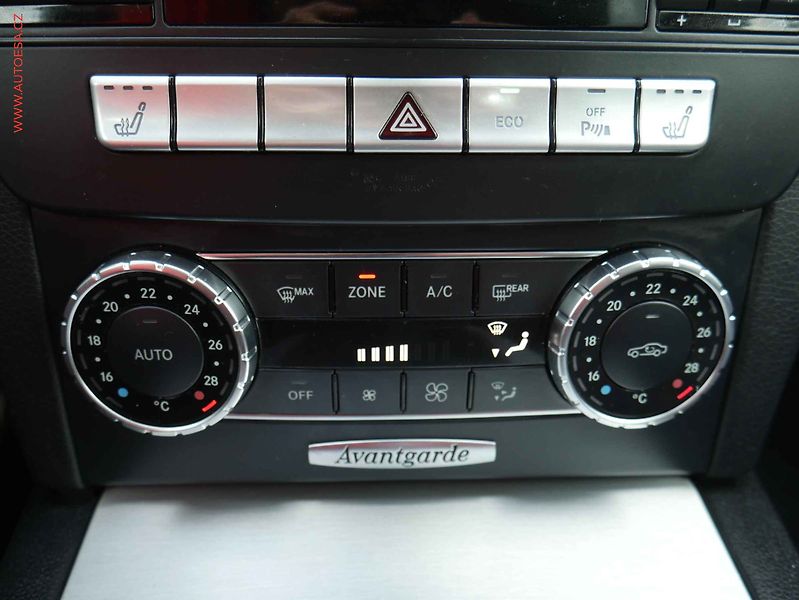 Mercedes-Benz Třídy C (2013) 1.6T, AT, bixen, AC - fotka 18 z 20