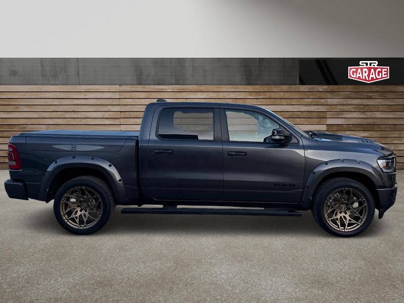 Dodge RAM (2022) +LARAMIE+VZDUCH+RAMBOX+HEMI+ - fotka 2 z 25