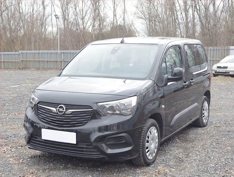Opel Combo (2020) Edition 1.2 Turbo, 7Míst, 1Maj - fotka 2 z 18