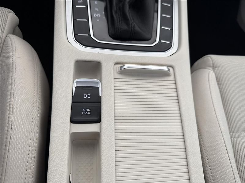 Volkswagen Passat 2,0   TDI 110kW,SERVISNÍ KNÍŽK - fotka 24 z 30
