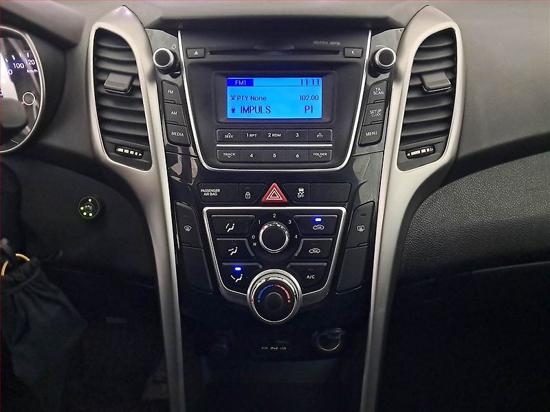 Hyundai i30 (2013) 1.6 MPI, LPG, Vyhř. sedaček - fotka 12 z 16