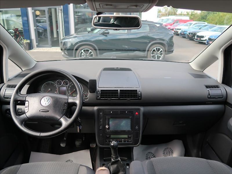 Volkswagen Sharan 1,9 TDi,96kW,7míst,aut.klima - fotka 15 z 24