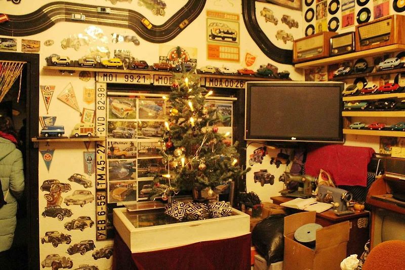 Popáté byly v Auto-retro-muzeum Veteráni Litvínov zahájeny Vánoce u Veteránů. Světýlky jsou osvětlena nejen auta, ale i přilehlý selský dvoreček.