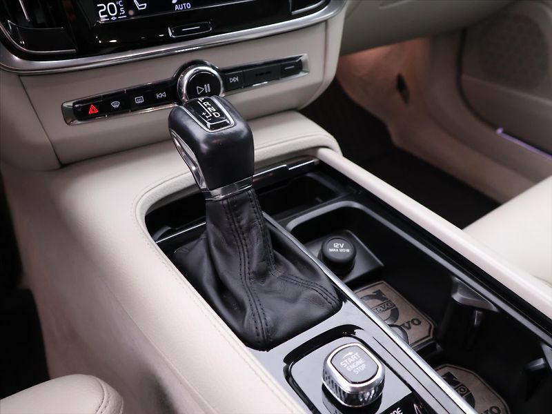 Volvo V90 2,0 D4 140kW Drive-E Momentum - fotka 25 z 35